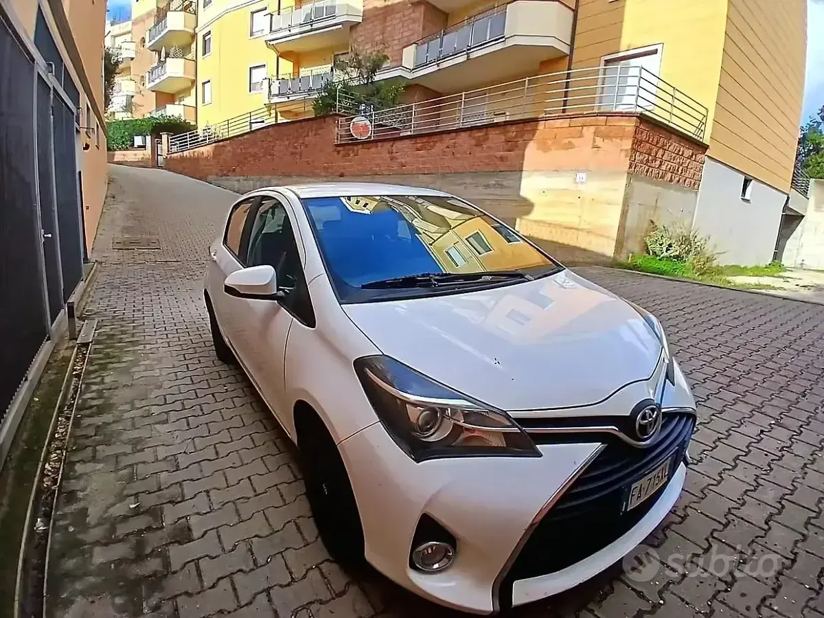 Usata Toyota Yaris 69 CV (50 kW) 2015 Bianco Utilitaria