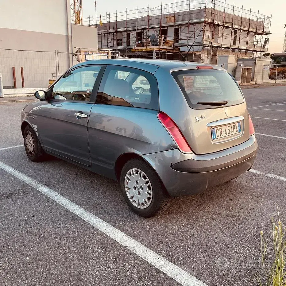 Usata Lancia Ypsilon 60 CV (44 kW) 2005 Grigio Utilitaria