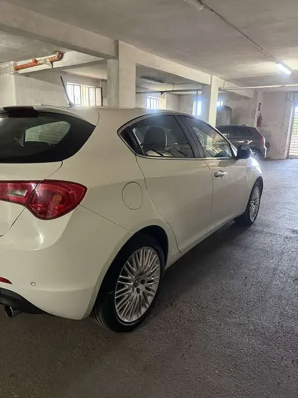 Usata Alfa Romeo Giulietta Exclusive 140 CV (102 kW) 2011 Utilitaria