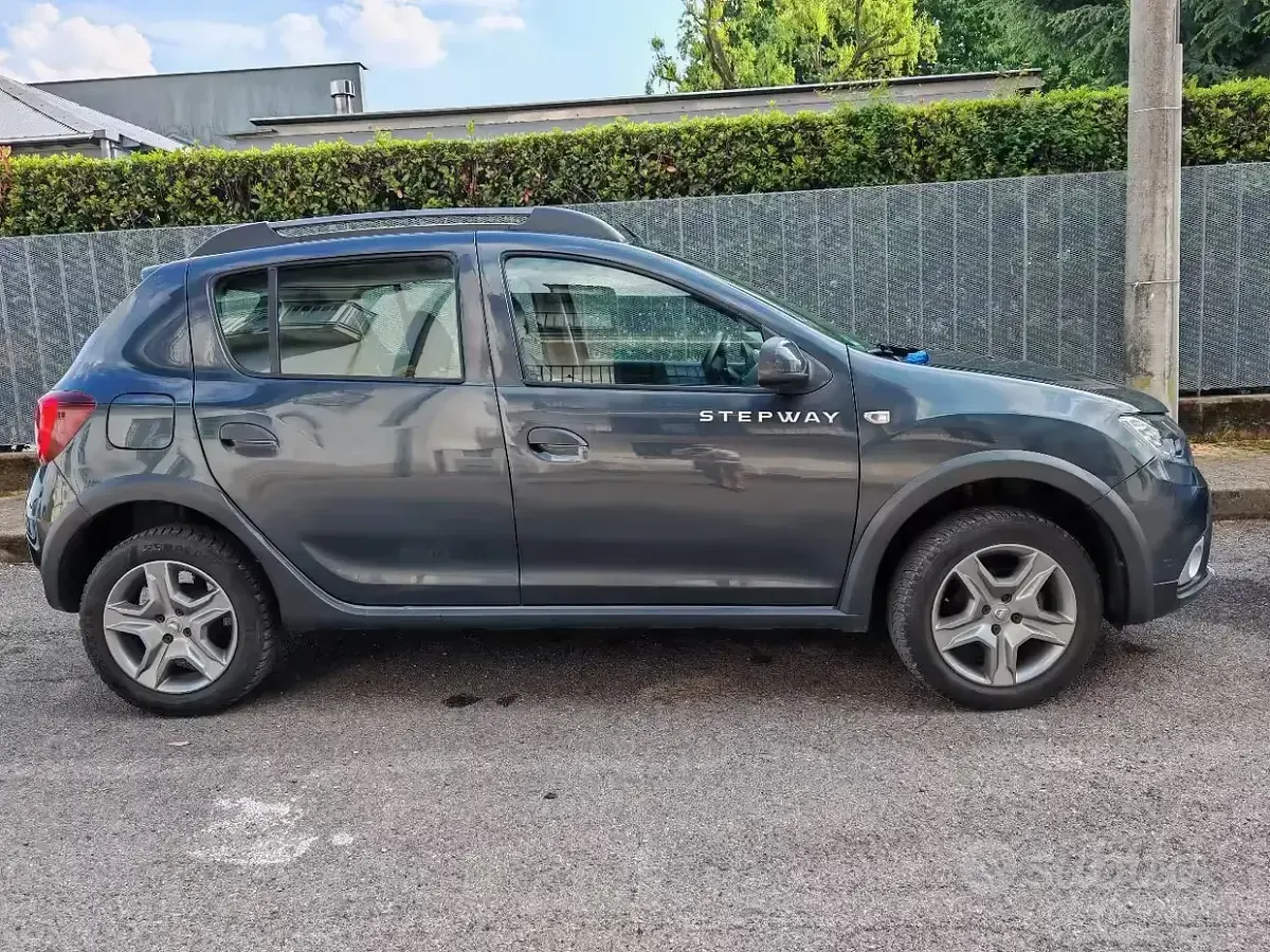 Begagnad Dacia Sandero Stepway 90 HK (66 kW) 2020 Grå Sedan