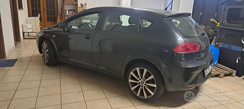 Occasion Seat Leon 100 ch (73 kW) 2011 Gris Citadine