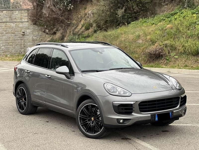 Grigio Usata 2016 Porsche Cayenne SUV | 26.000 € (Buon prezzo) - Immagine 1/4