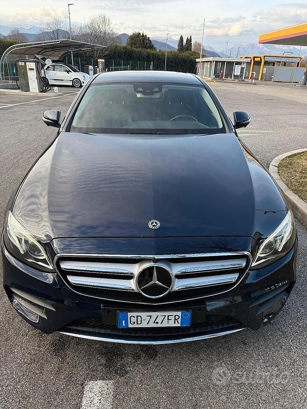 Usata Mercedes E220 2021 Blu Berlina