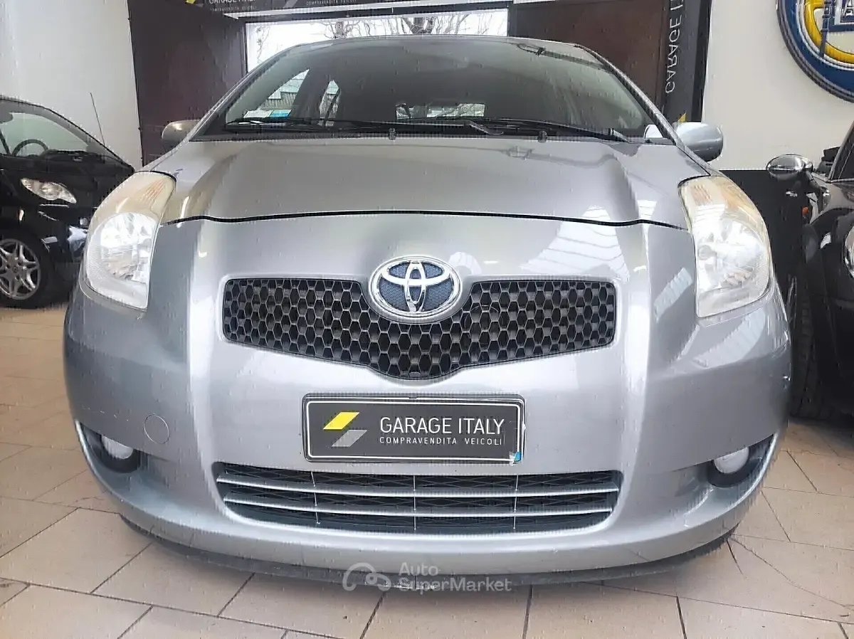 Usata Toyota Yaris Sol 69 CV (50 kW) 2007 Grigio Utilitaria
