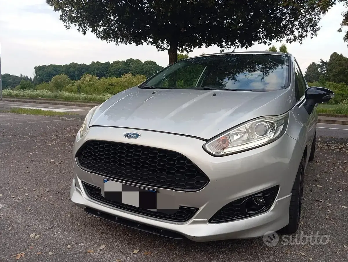 Usata Ford Fiesta Titanium 92 CV (67 kW) 2013 Grigio Berlina