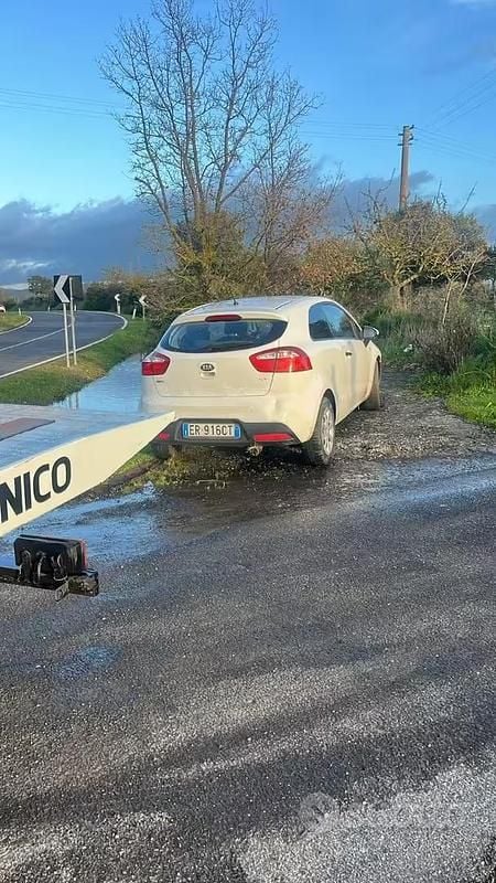 Usata Kia Rio 75 CV (55 kW) 2013 Bianco Berlina