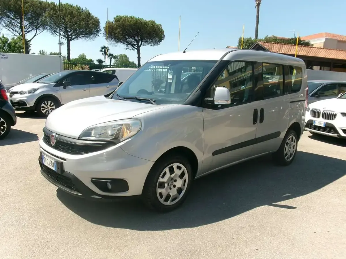 Usata Fiat Doblò Lounge 95 CV (69 kW) 2016 Argento Monovolume
