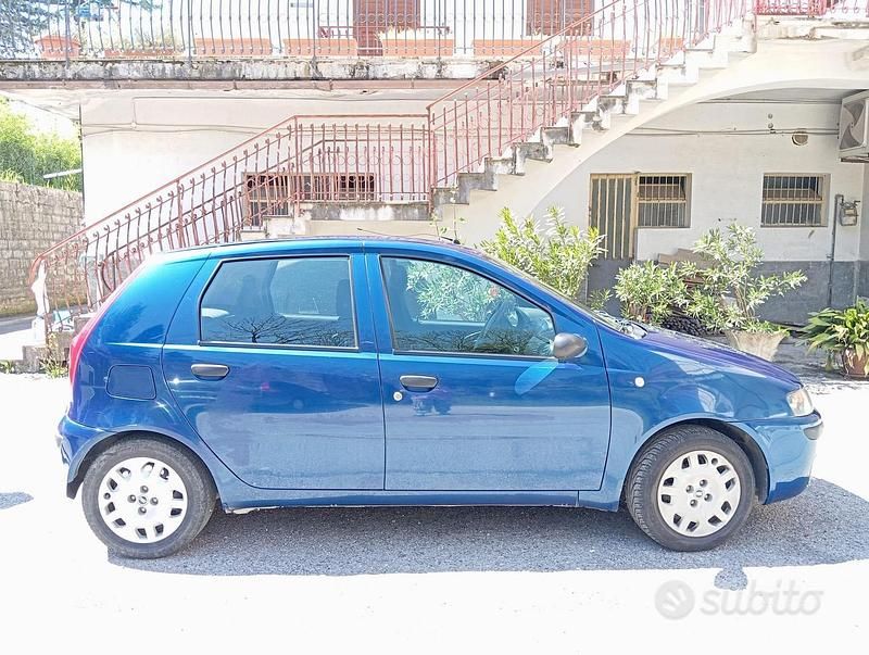 Usata Fiat Punto 80 CV (58 kW) 2002 Blu Utilitaria