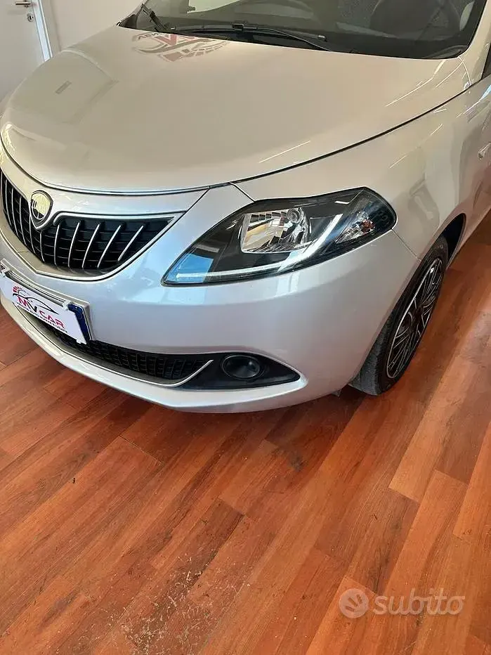Usata Lancia Ypsilon Silver 69 CV (50 kW) 2021 Grigio Utilitaria