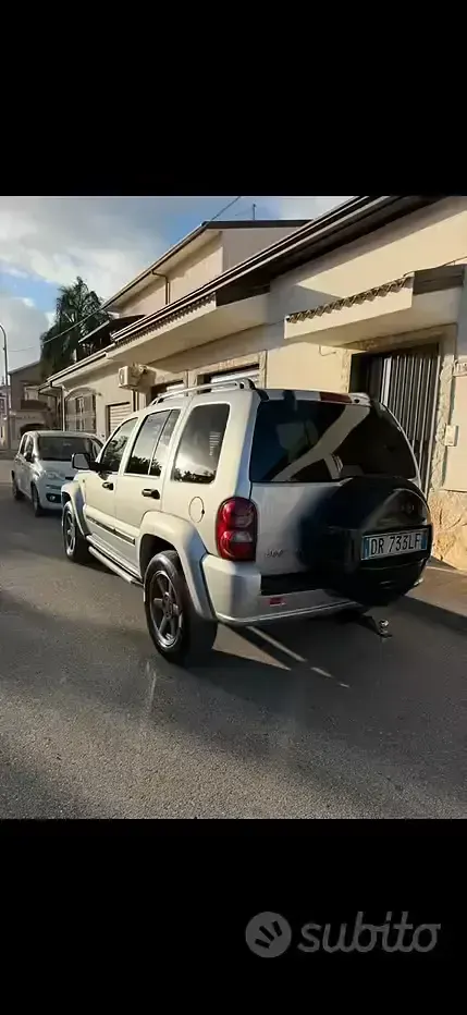 Usata Jeep Cherokee 163 CV (119 kW) 2007 Grigio SUV