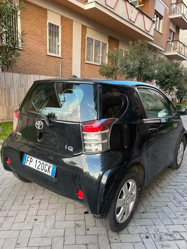 Käytetty Toyota iQ 68 HP (50 kW) 2009 Musta Viistoperä