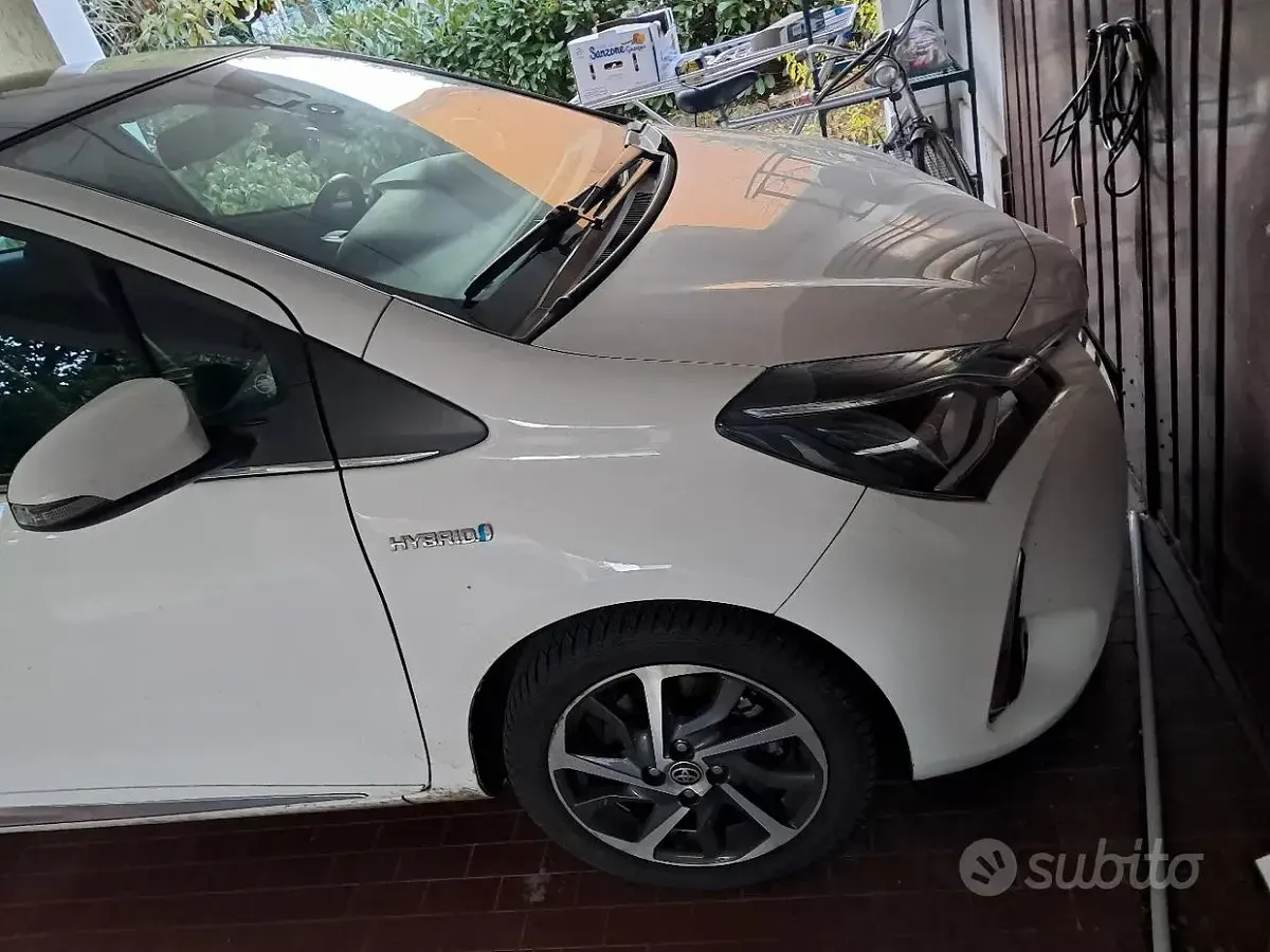 Usata Toyota Yaris Hybrid Style 100 CV (73 kW) 2018 Bianco Berlina
