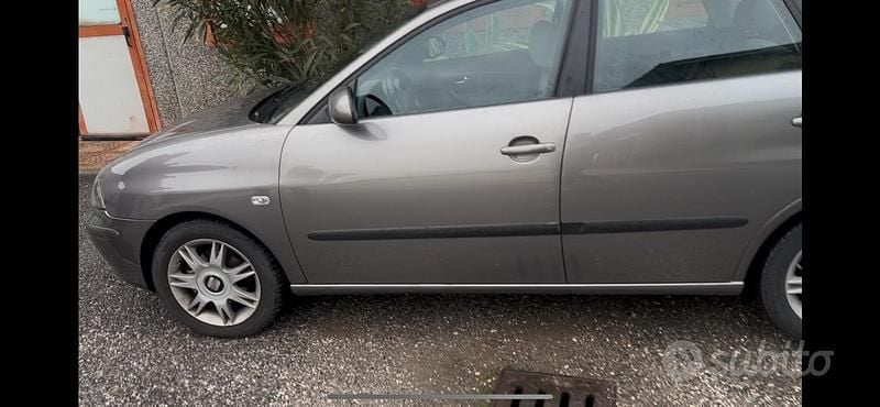Usata Seat Cordoba 101 CV (74 kW) 2003 Grigio Berlina