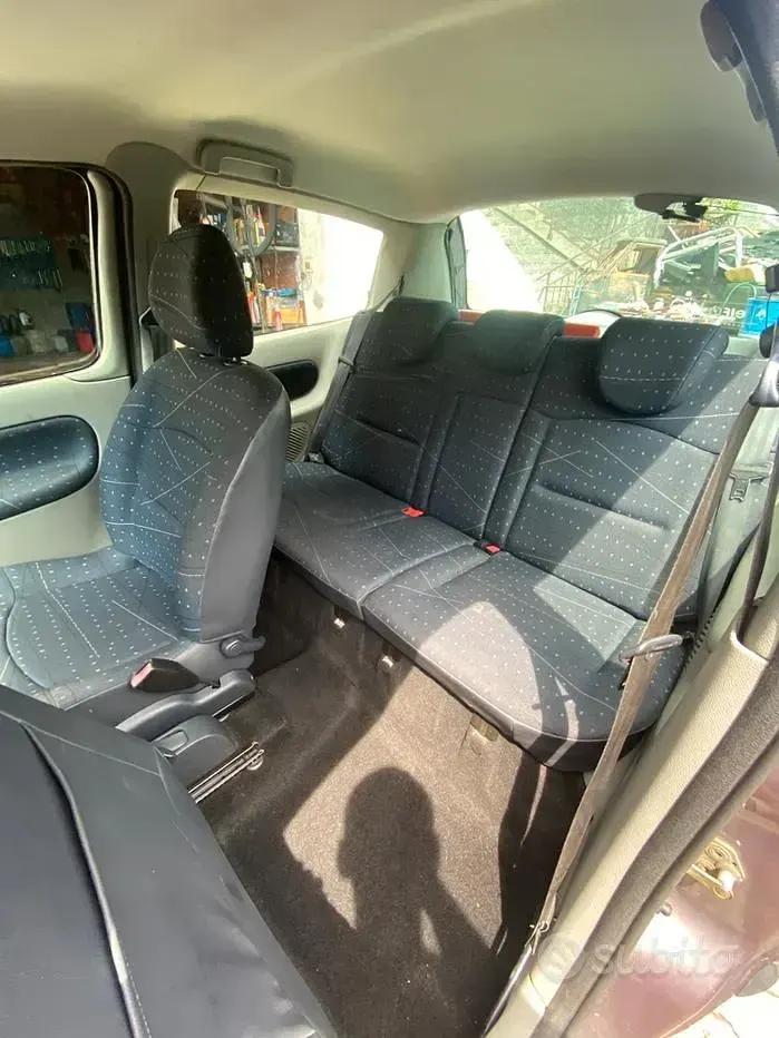 Usado Renault Clio II 58 CV (42 kW) 2003 Gris Utilitario