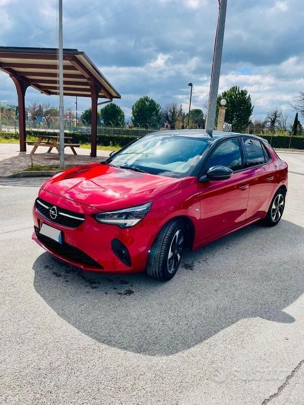 Rosso Usata 2022 Opel Corsa-e Edition Due volumi | 14.500 € (Buon prezzo) - Immagine 1/4