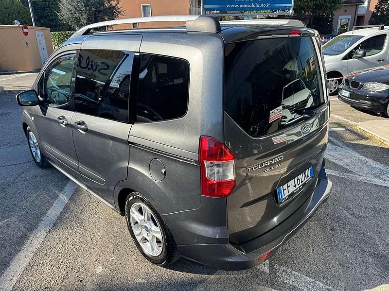 Begagnad Ford Tourneo Titanium 75 HK (55 kW) 2016 Grå Van