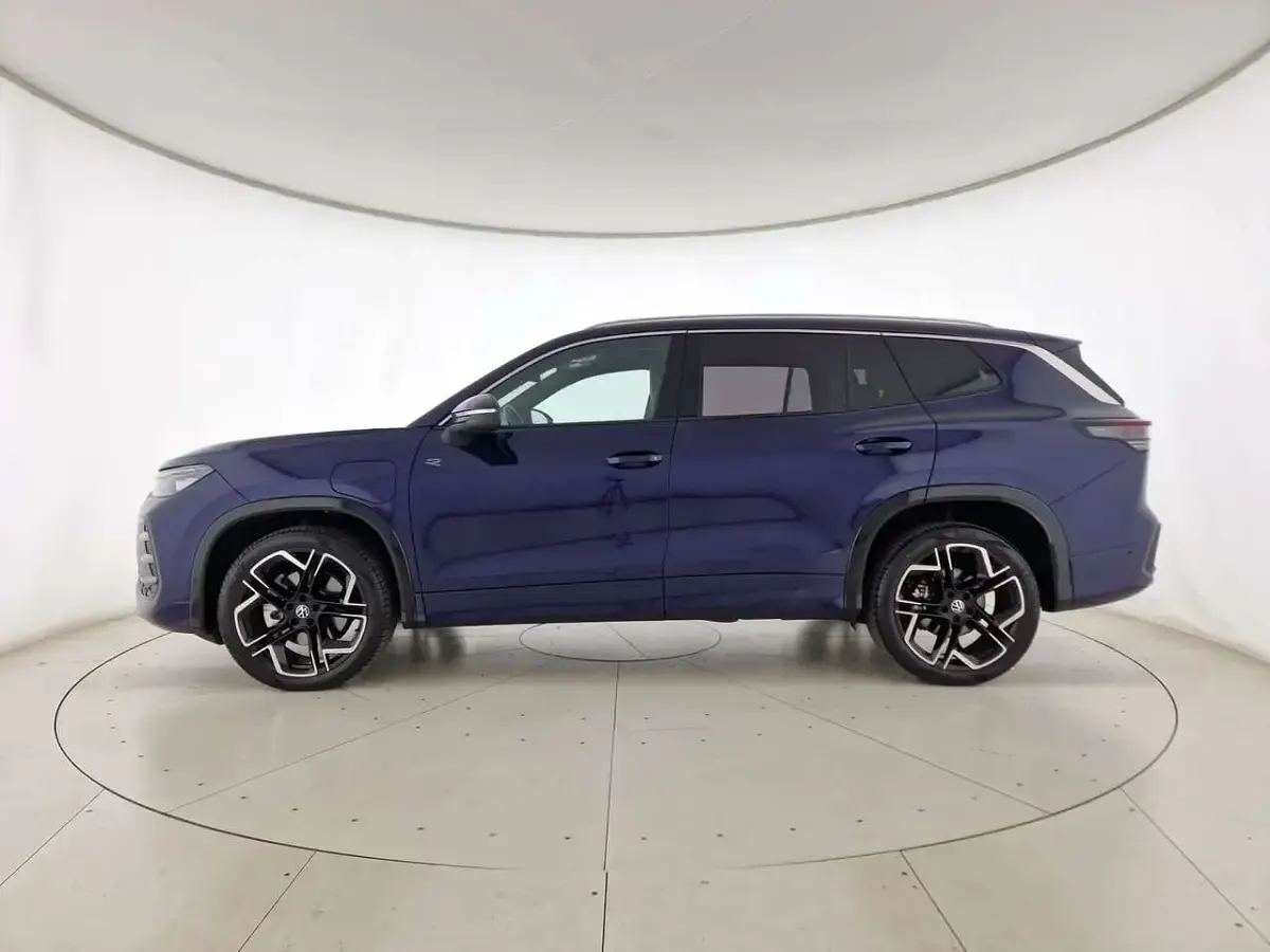 Nuova VW Tayron R-line Plus 150 CV (110 kW) 2025 Ultraviolet metallizzato SUV