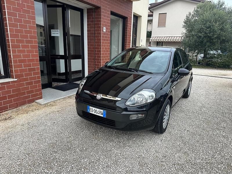 Nero Usata 2010 Fiat Grande Punto Due volumi | 2550 € (Buon prezzo) - Immagine 1/4