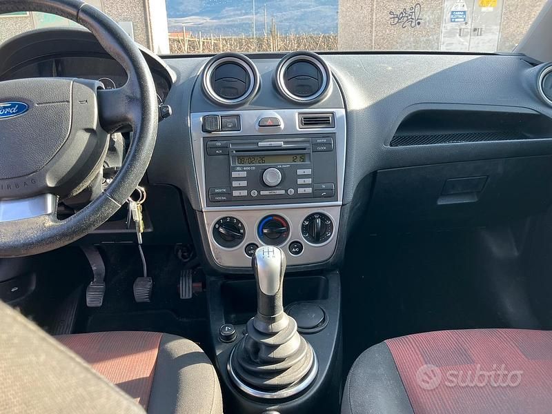 Usata Ford Fiesta Titanium 68 CV (50 kW) 2008 Rosso Utilitaria