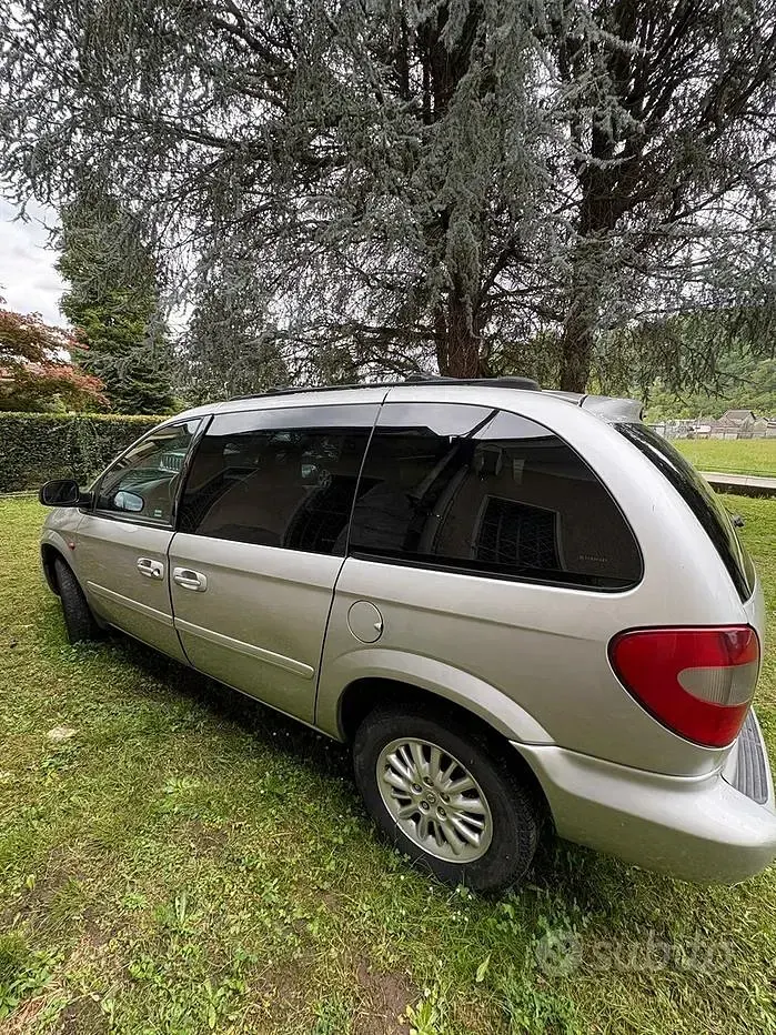 Usata Chrysler Voyager 150 CV (110 kW) 2005 Grigio Monovolume
