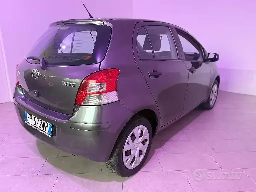 Usata Toyota Yaris 69 CV (50 kW) 2010 Grigio Utilitaria