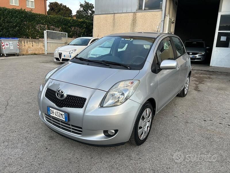 Grigio Usata 2007 Toyota Yaris Tre volumi | 3900 € (Ottimo prezzo) - Immagine 1/4