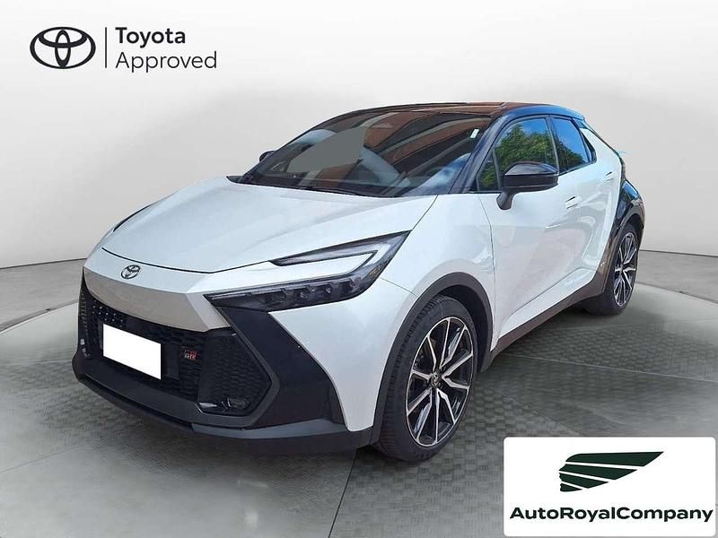 Bianco Nuova 2025 Toyota C-HR Sport SUV | 38.290 € (Cara) - Immagine 1/4