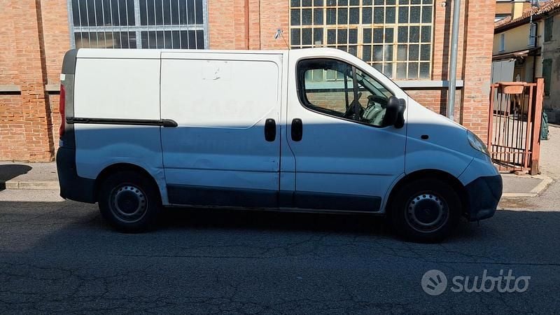 Usata Opel Vivaro 100 CV (73 kW) 2007 Bianco Monovolume