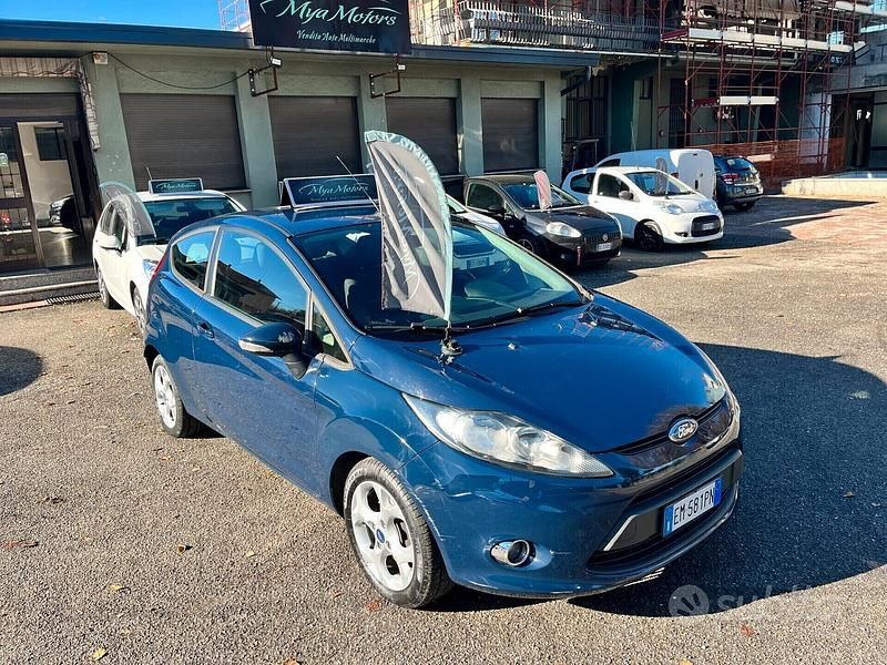 Usata Ford Fiesta 92 CV (67 kW) 2012 Blu Berlina