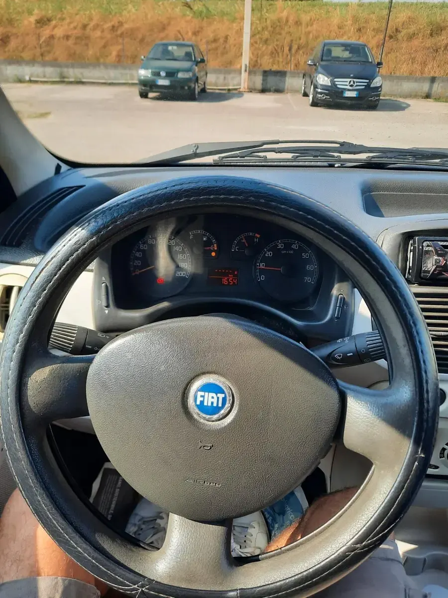 Usata Fiat Punto Dynamic 69 CV (50 kW) 2004 Blu Utilitaria