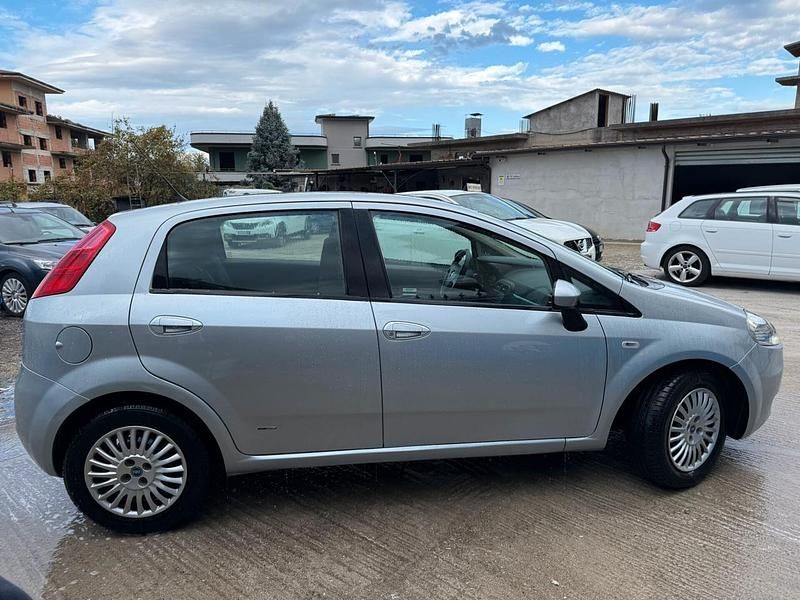 Argento Usata 2007 Fiat Grande Punto Dynamic Due volumi | 4500 € (Buon prezzo) - Immagine 1/4