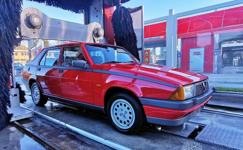 Usata Alfa Romeo 75 128 CV (94 kW) 1986 Rosso Berlina
