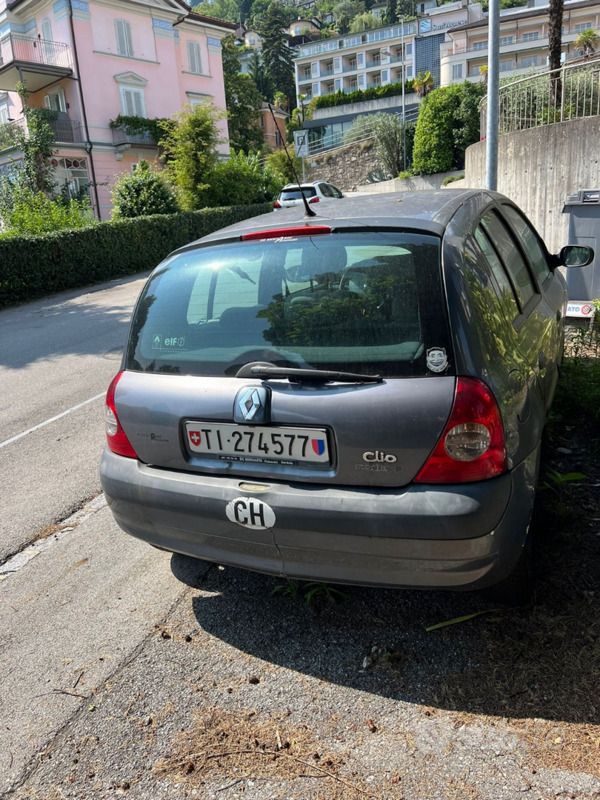 Usado Renault Clio II 58 CV (42 kW) 2006 Gris Utilitario