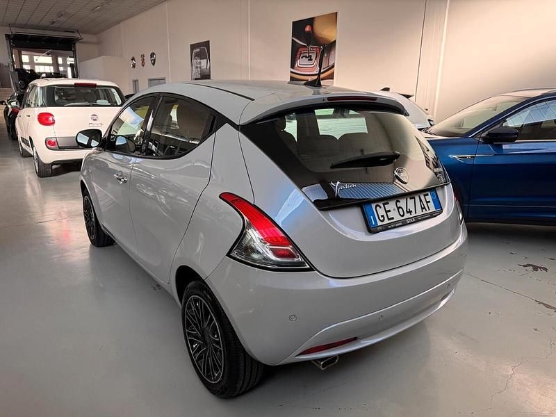 Usata Lancia Ypsilon Gold 69 CV (50 kW) 2021 Grigio Utilitaria