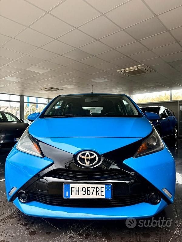 Usata Toyota Aygo X-play 69 CV (50 kW) 2017 Blu Utilitaria