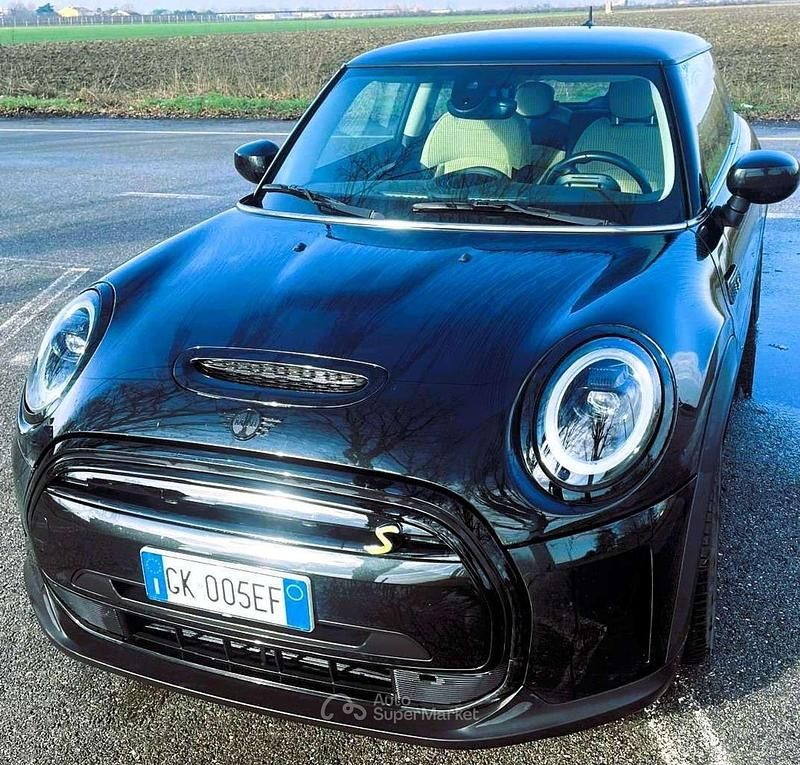 Usata Mini Cooper SE 75 kW (102 CV) 2022 Midnight black metallic. Utilitaria