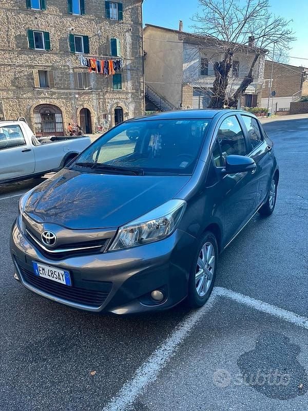 Usata Toyota Yaris Lounge 99 CV (72 kW) 2012 Utilitaria