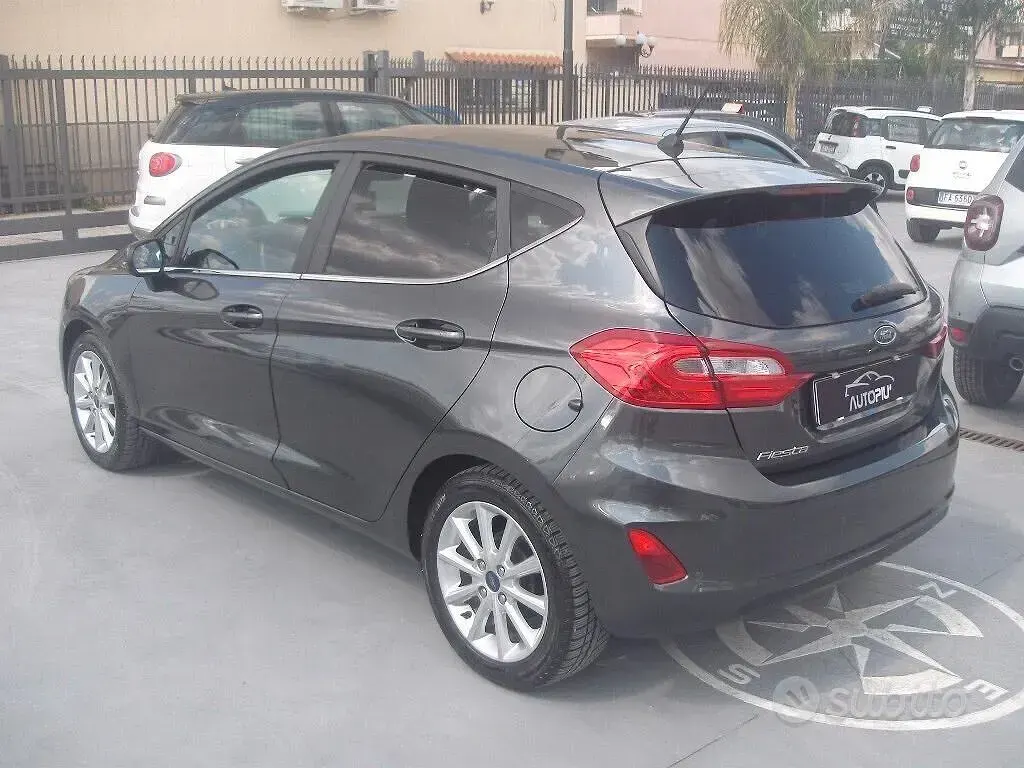 Begagnad Ford Fiesta Titanium 75 HK (55 kW) 2022 Grå Halvkombi