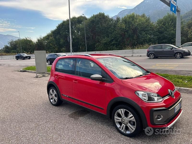 Begagnad VW up! 60 HK (44 kW) 2019 Röd Halvkombi
