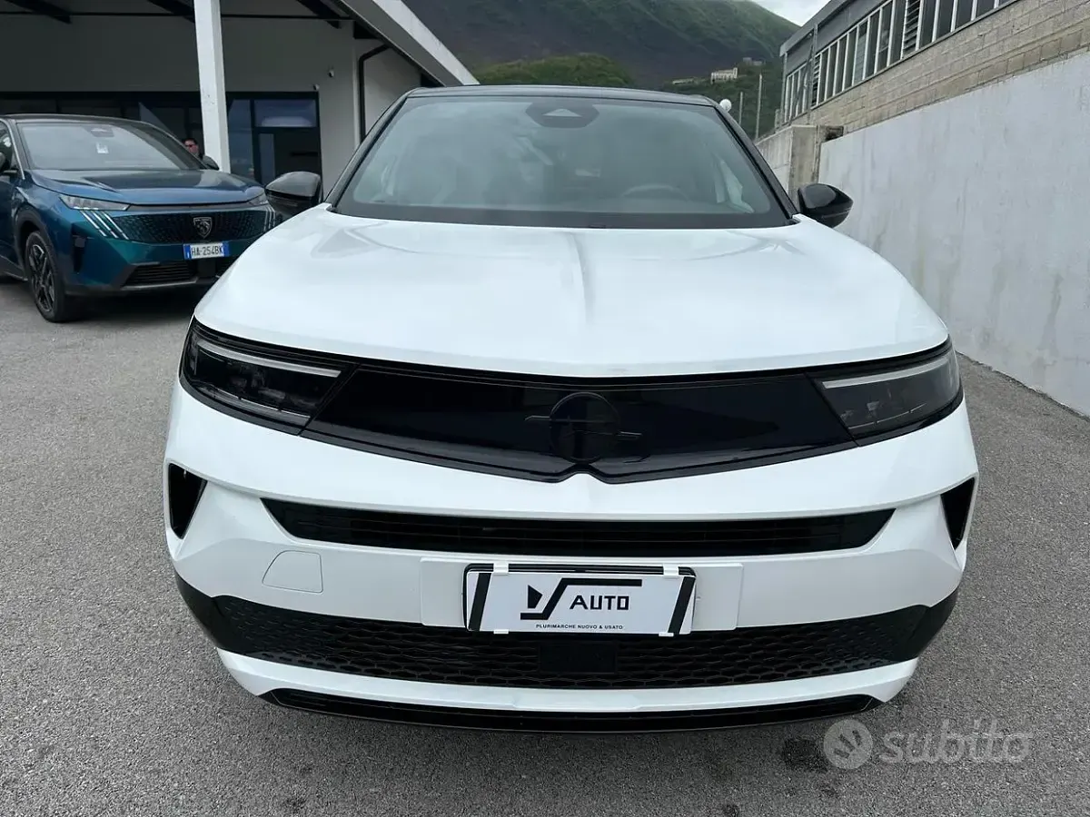Usata Opel Mokka S 131 CV (96 kW) 2025 Arktis white tetto nero SUV