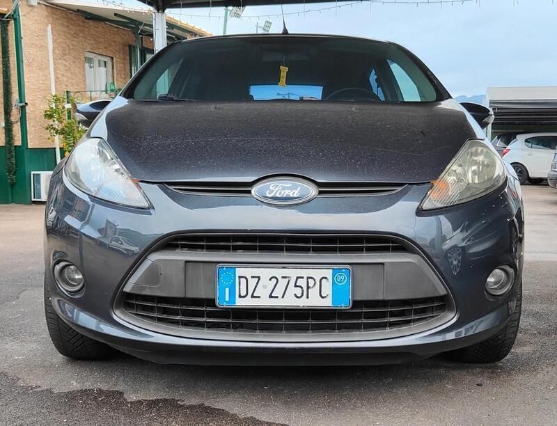 Grigio Usata 2009 Ford Fiesta Titanium Due volumi | 3199 € (Buon prezzo) - Immagine 1/4