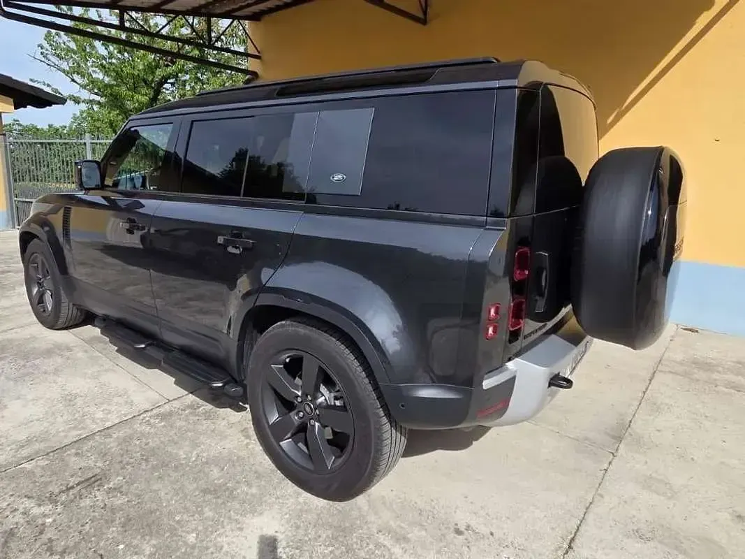 Usata Land Rover Defender SE 200 CV (147 kW) 2023 Grigio SUV