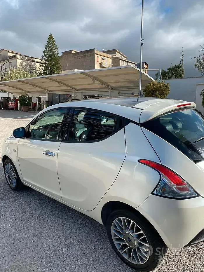 Usata Lancia Ypsilon 95 CV (69 kW) 2011 Bianco Utilitaria