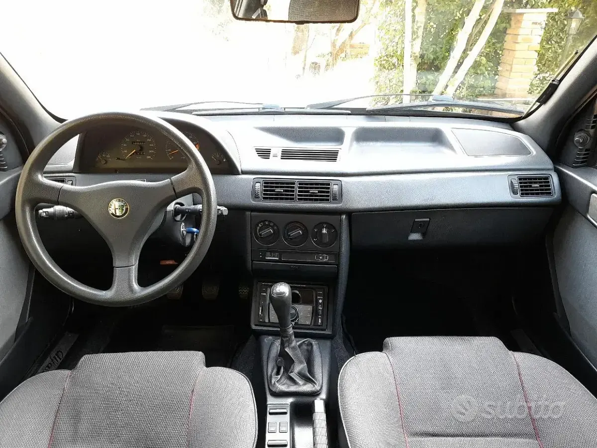 Usata Alfa Romeo 155 116 CV (85 kW) 1994 Nero Berlina