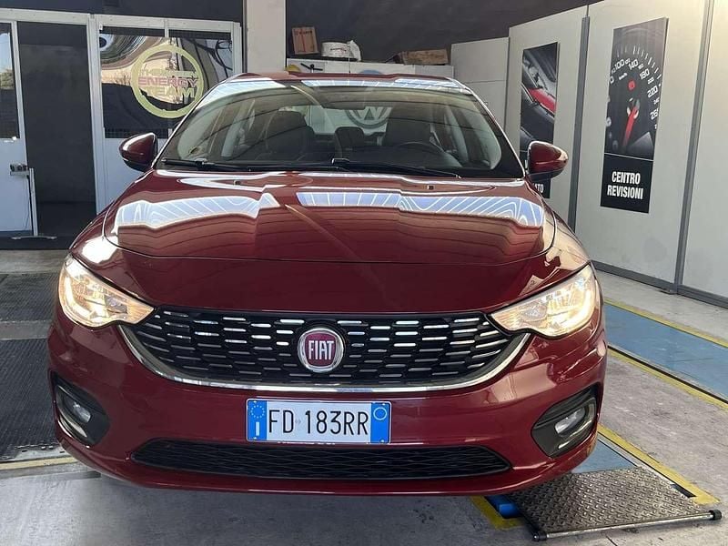 Rosso Usata 2016 Fiat Tipo Opening Edition Tre volumi | 8900 € (Buon prezzo) - Immagine 1/4