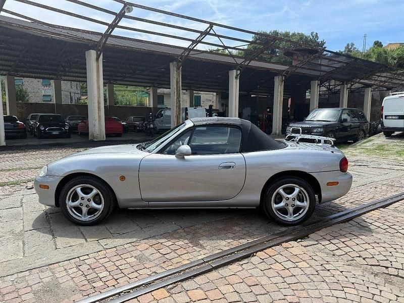 Usata Mazda MX5 110 CV (80 kW) 2002 Argento Cabrio