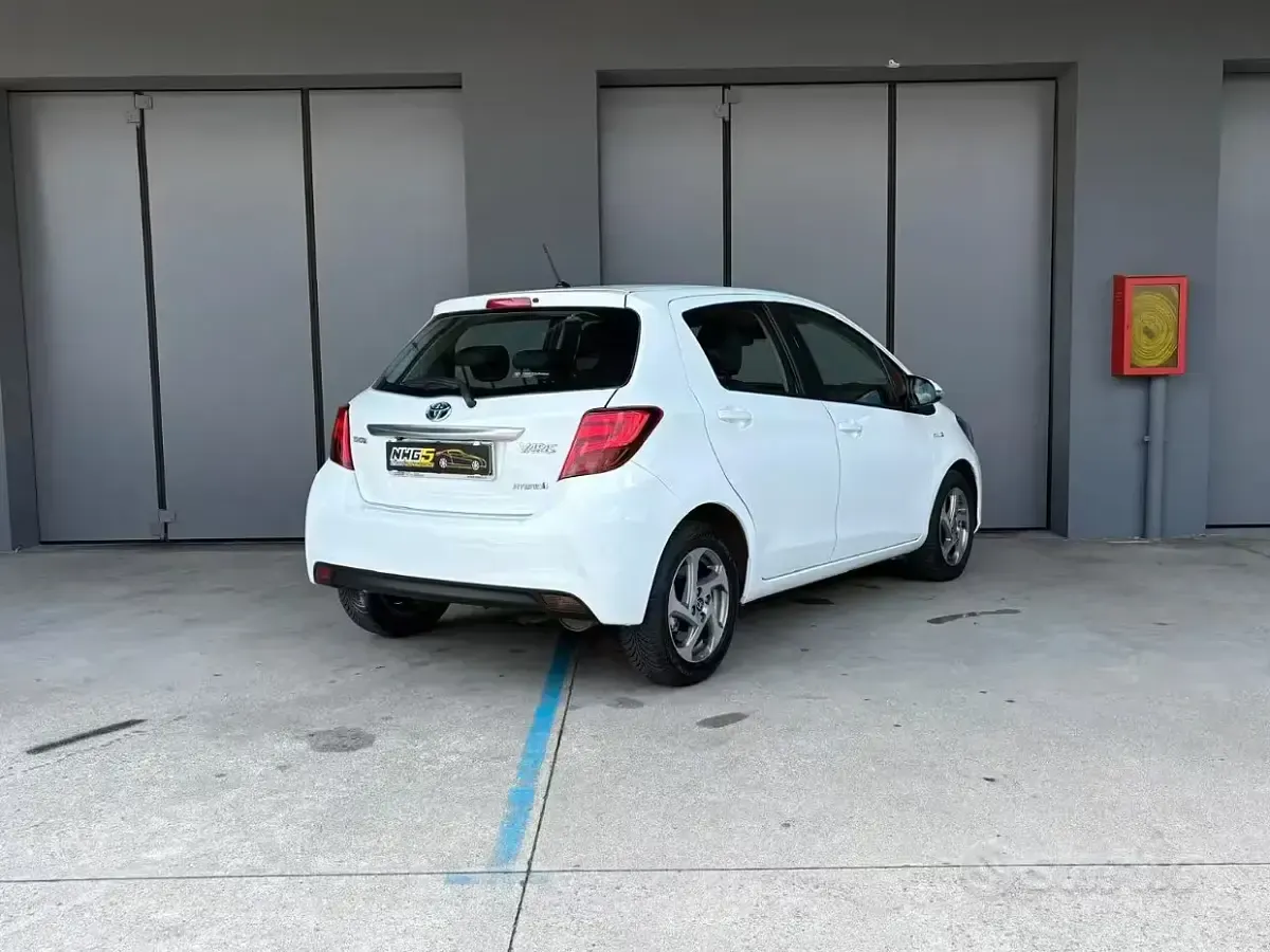 Usata Toyota Yaris Hybrid Active 75 CV (55 kW) 2016 Other Berlina