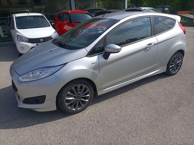 Usata Ford Fiesta ST-Line 75 CV (55 kW) 2017 Argento Berlina