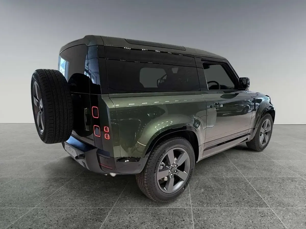 Usata Land Rover Defender SE Dynamic 200 CV (147 kW) 2026 Woolstone green SUV