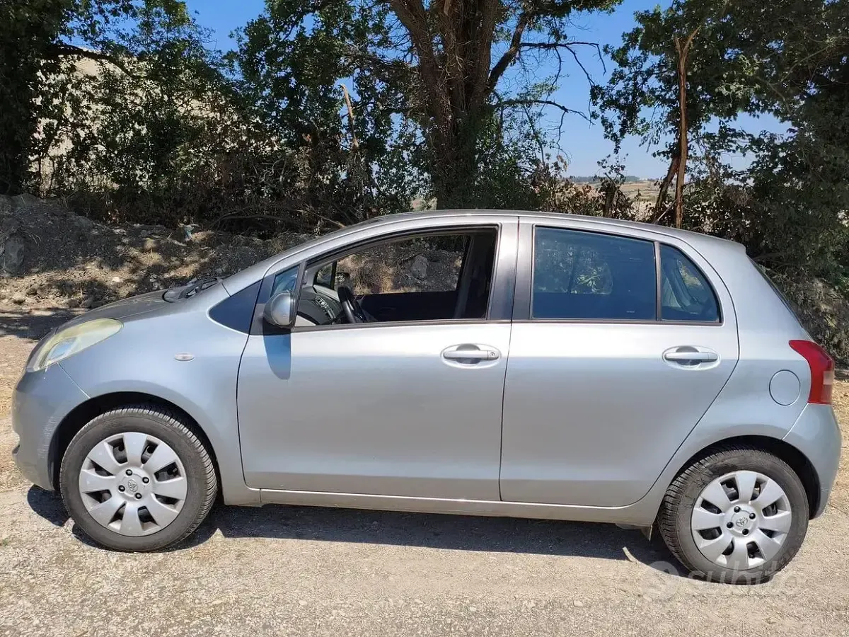 Usata Toyota Yaris 69 CV (50 kW) 2008 Grigio Utilitaria
